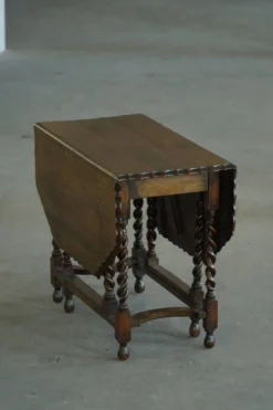 Table à manger baroque ancienne en chêne, à pieds repliables et à abattants, avec pieds en spirale « barley twist », années 1920