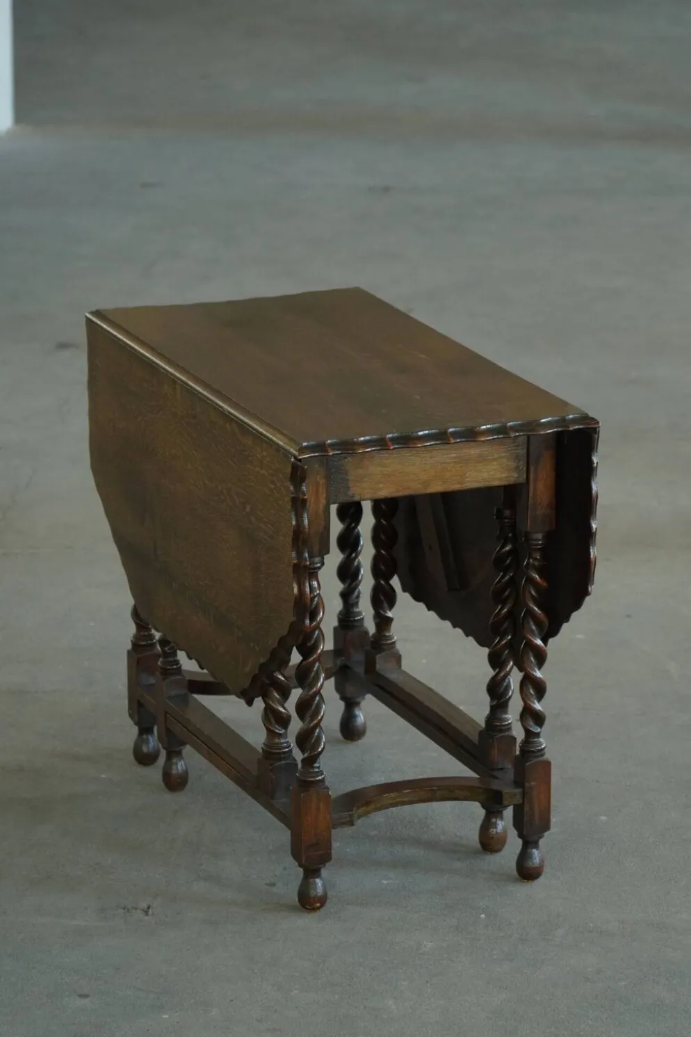 Table à manger baroque ancienne en chêne, à pieds repliables et à abattants, avec pieds en spirale « barley twist », années 1920
