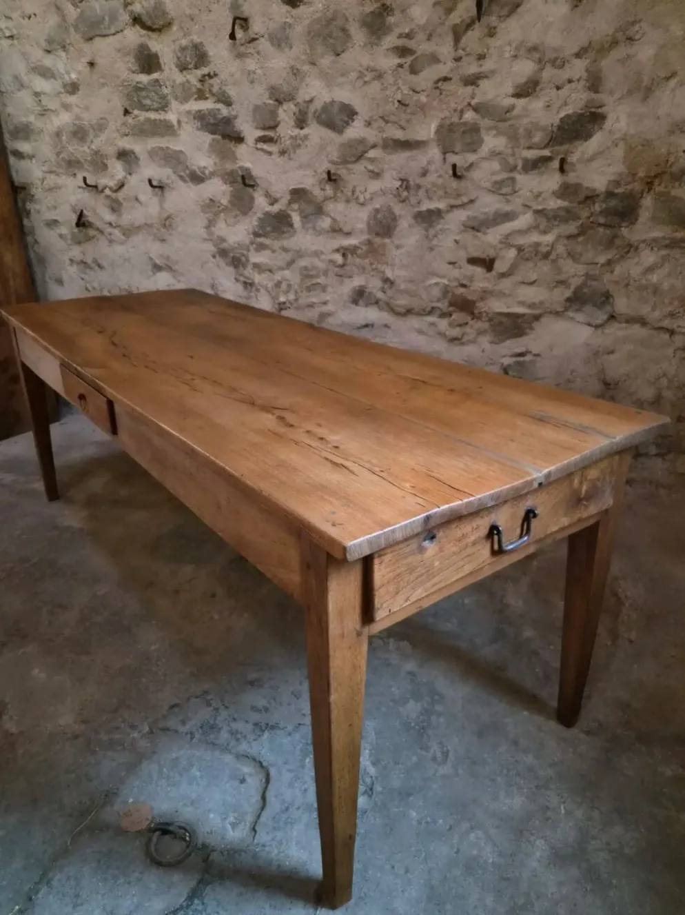 Table à manger de ferme française ancienne du XVIIIe siècle en chêne et châtaignier