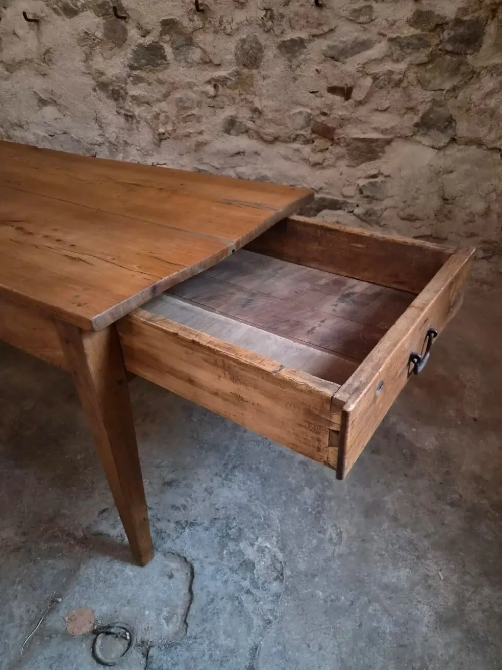 Table à manger de ferme française ancienne du XVIIIe siècle en chêne et châtaignier