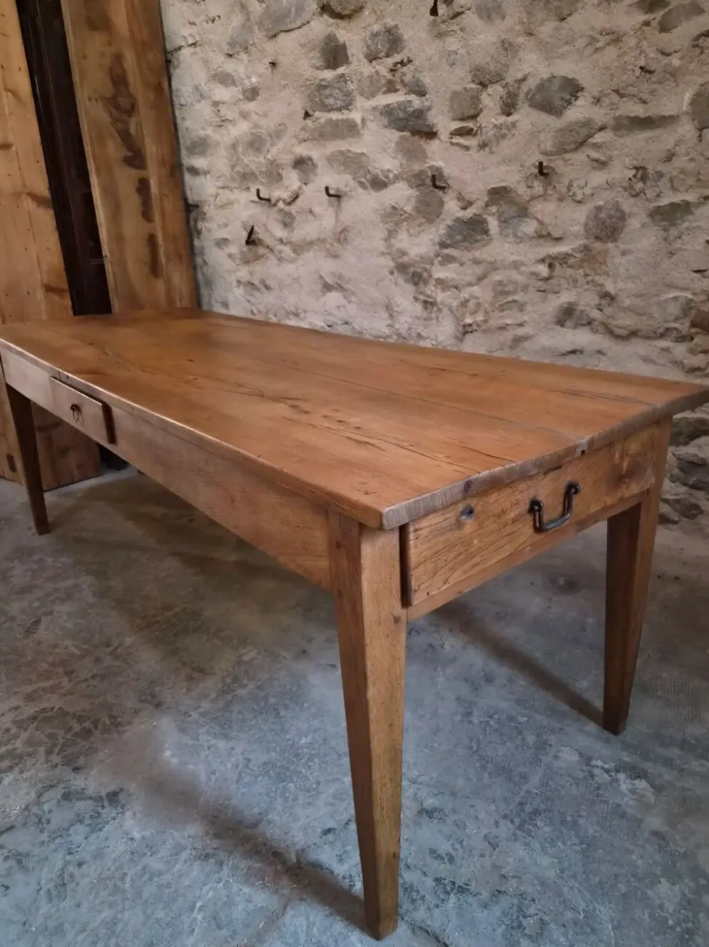 Table à manger de ferme française ancienne du XVIIIe siècle en chêne et châtaignier