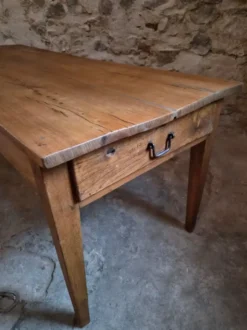 Table à manger de ferme française ancienne du XVIIIe siècle en chêne et châtaignier