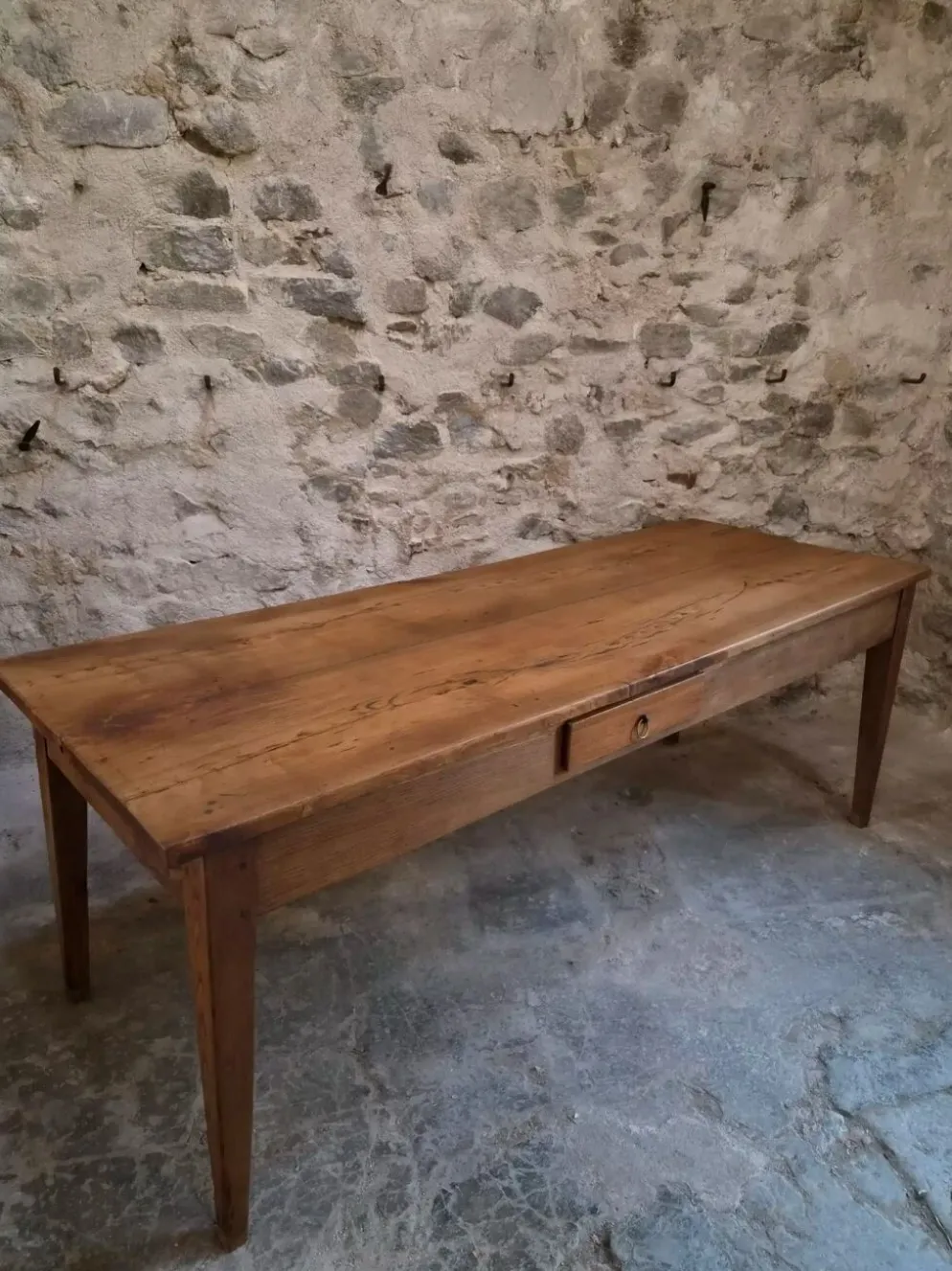 Table à manger de ferme française ancienne du XVIIIe siècle en chêne et châtaignier
