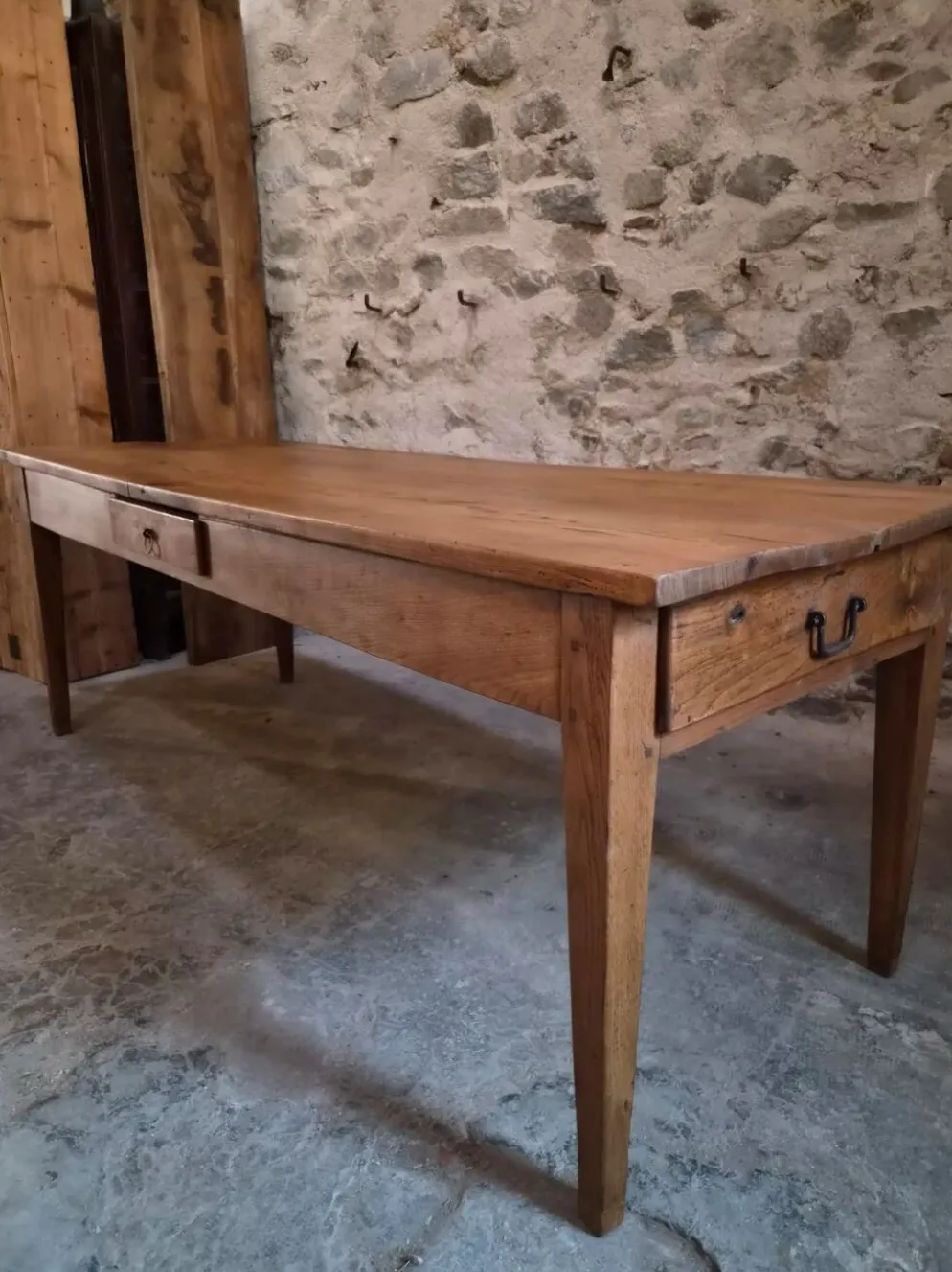 Table à manger de ferme française ancienne du XVIIIe siècle en chêne et châtaignier