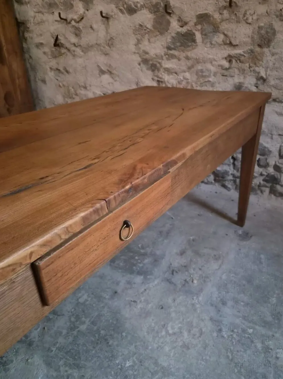 Table à manger de ferme française ancienne du XVIIIe siècle en chêne et châtaignier