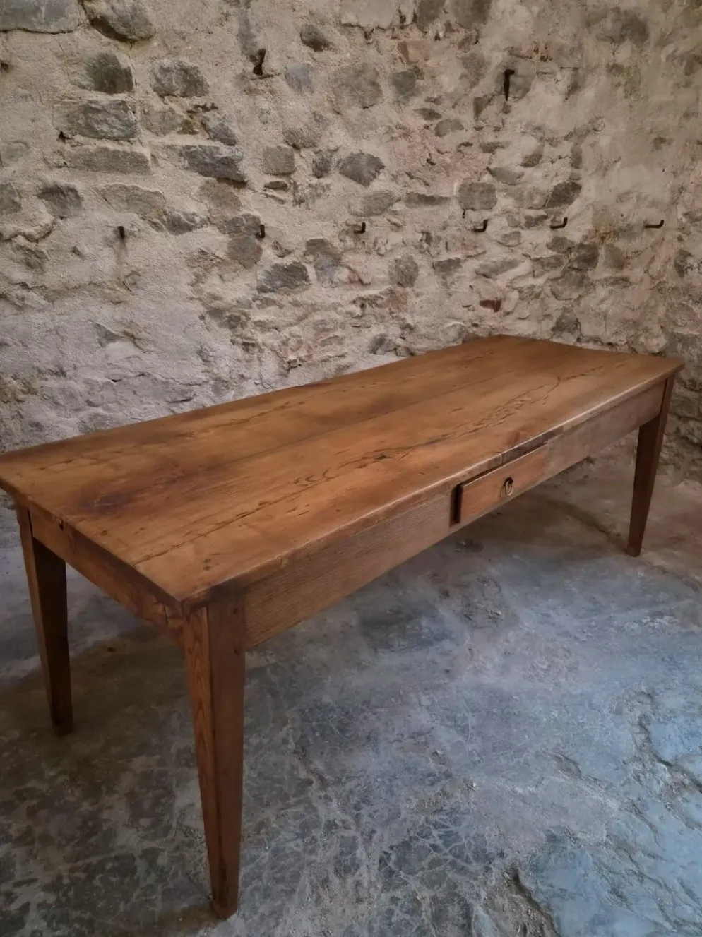 Table à manger de ferme française ancienne du XVIIIe siècle en chêne et châtaignier