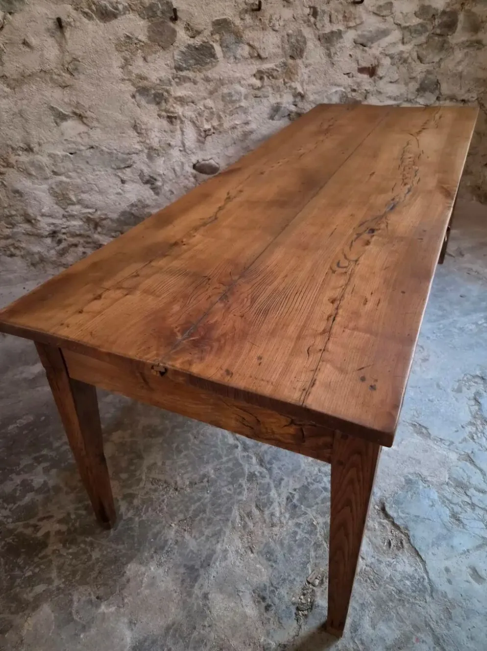 Table à manger de ferme française ancienne du XVIIIe siècle en chêne et châtaignier