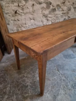 Table à manger de ferme française ancienne du XVIIIe siècle en chêne et châtaignier
