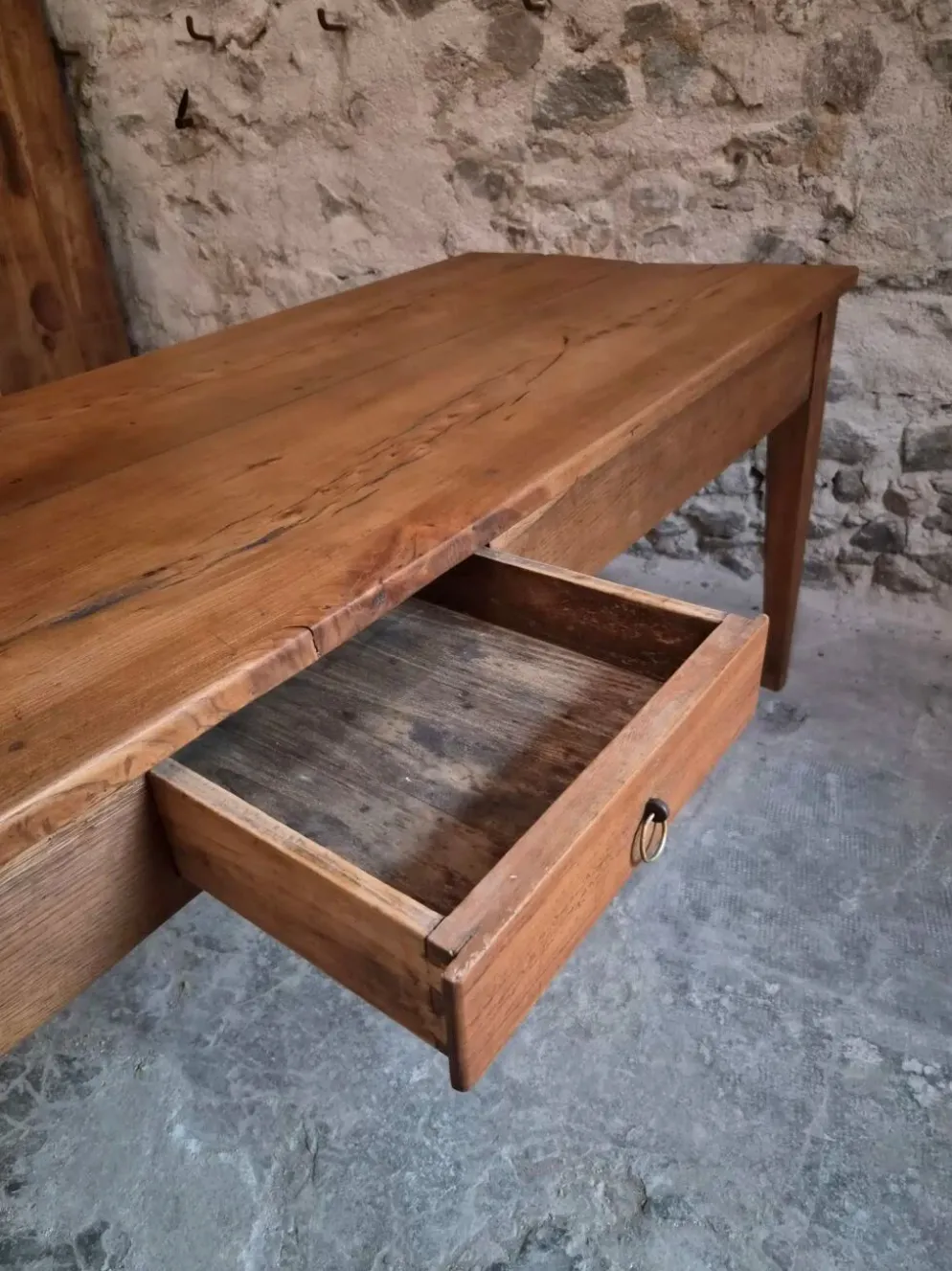 Table à manger de ferme française ancienne du XVIIIe siècle en chêne et châtaignier