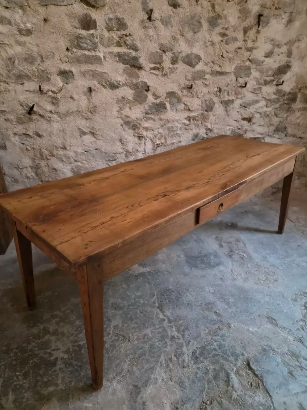 Table à manger de ferme française ancienne du XVIIIe siècle en chêne et châtaignier