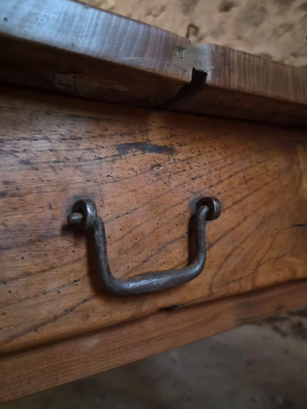 Table à manger de ferme française ancienne du XVIIIe siècle en chêne et châtaignier