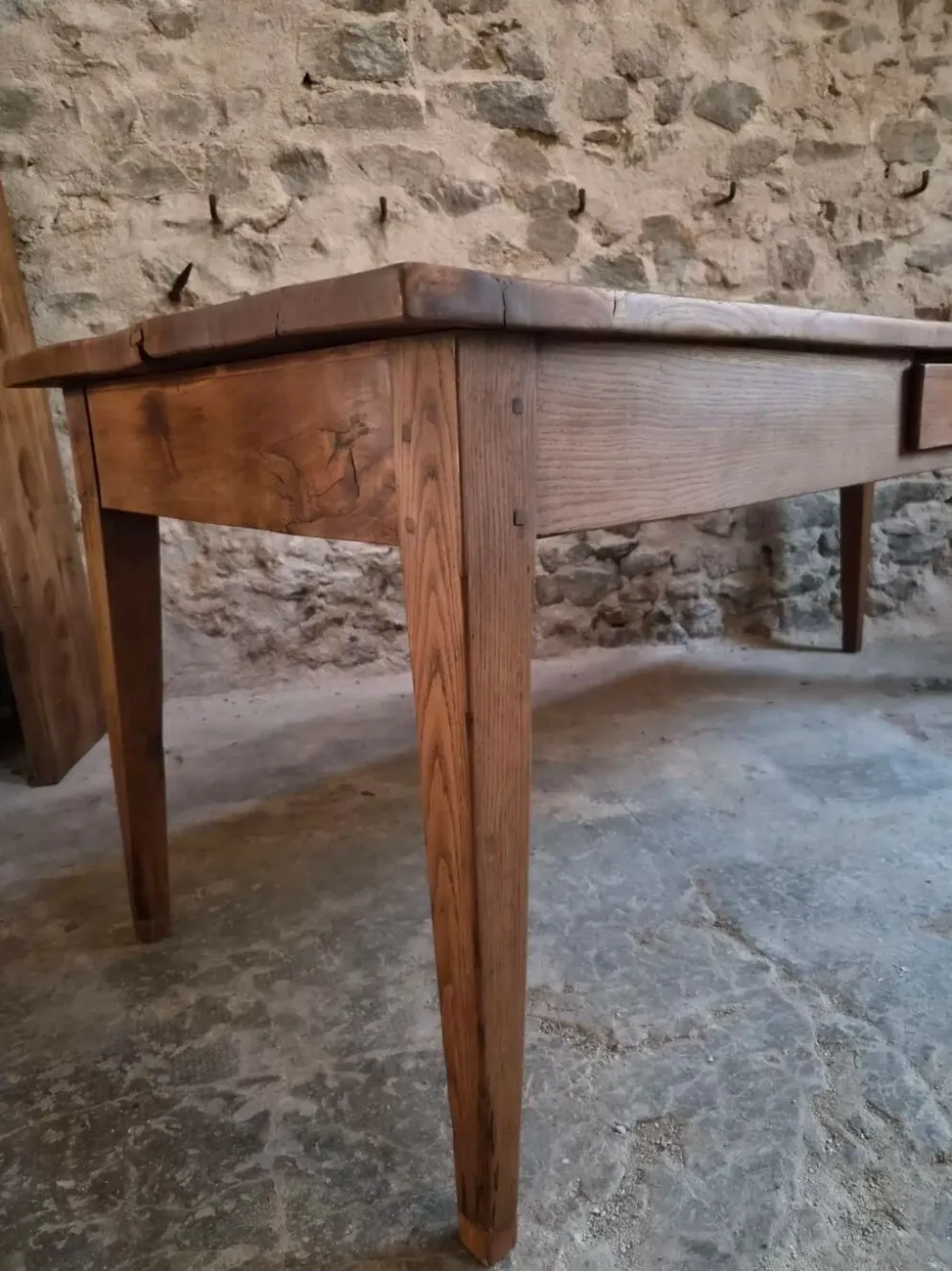 Table à manger de ferme française ancienne du XVIIIe siècle en chêne et châtaignier