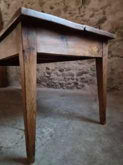 Table à manger de ferme française ancienne du XVIIIe siècle en chêne et châtaignier