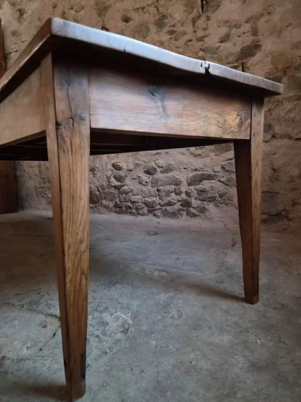Table à manger de ferme française ancienne du XVIIIe siècle en chêne et châtaignier