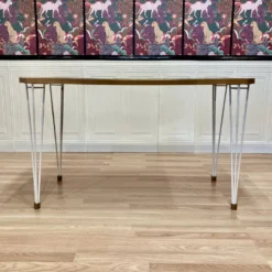 Table à manger design et estampille scandinave 