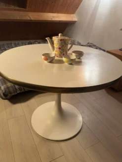 Table à manger design iconique Tulipe
