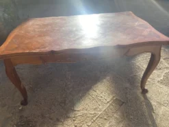 Table à manger de style Louis XV à rallonges à l'italienne – XXe siècle