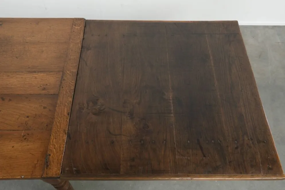 Table à manger en chêne ancien de la fin du XVIIIe siècle avec des rallonges.