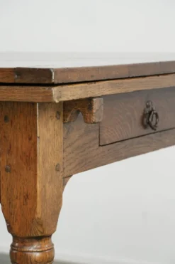 Table à manger en chêne ancien de la fin du XVIIIe siècle avec des rallonges.