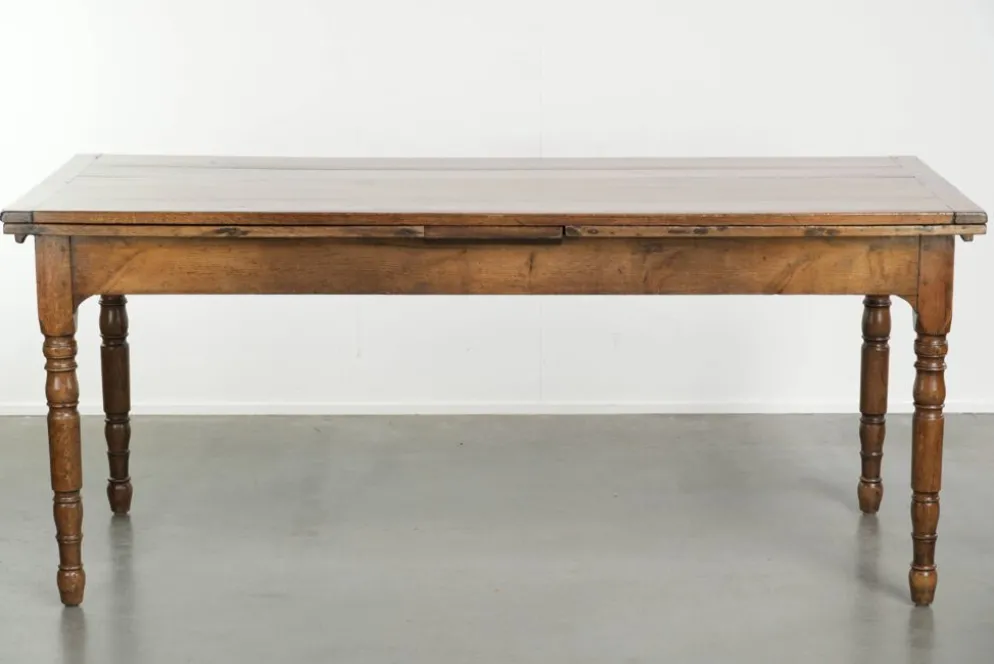 Table à manger en chêne ancien de la fin du XVIIIe siècle avec des rallonges.