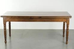 Table à manger en chêne ancien de la fin du XVIIIe siècle avec des rallonges.