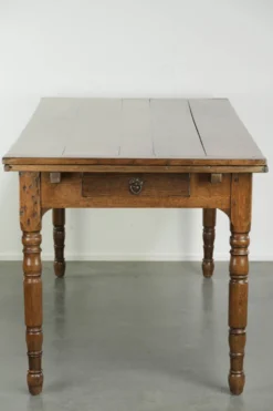 Table à manger en chêne ancien de la fin du XVIIIe siècle avec des rallonges.