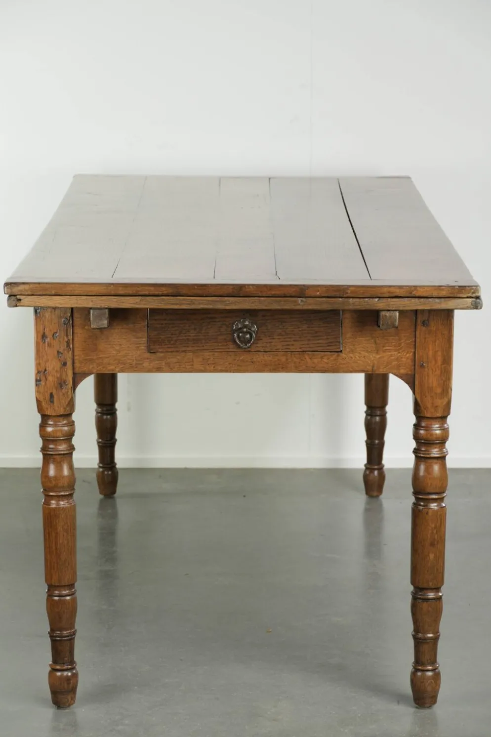 Table à manger en chêne ancien de la fin du XVIIIe siècle avec des rallonges.