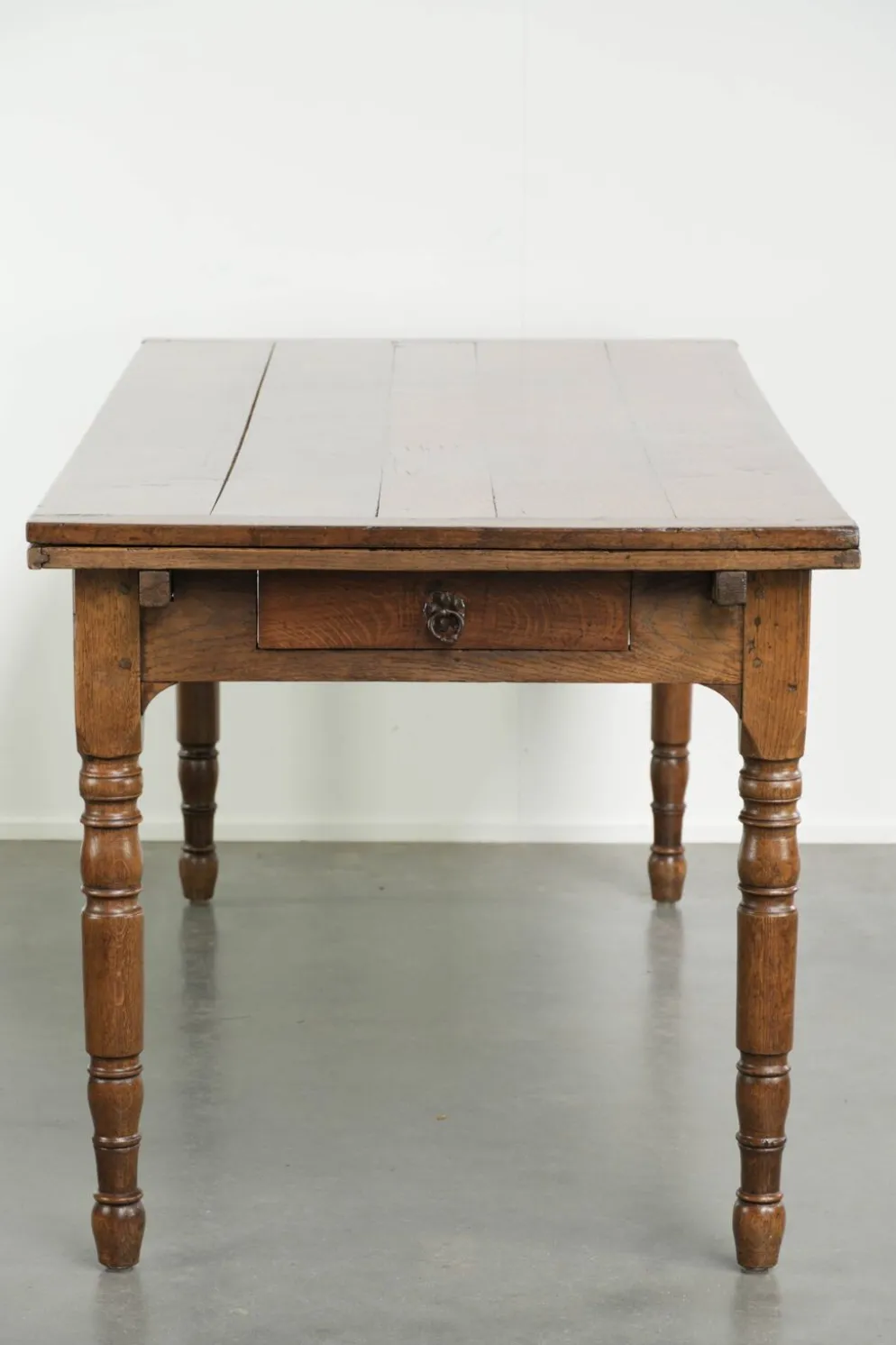 Table à manger en chêne ancien de la fin du XVIIIe siècle avec des rallonges.