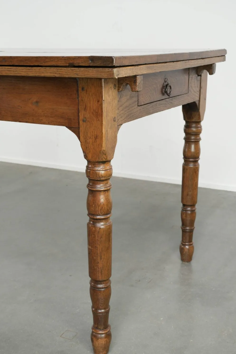 Table à manger en chêne ancien de la fin du XVIIIe siècle avec des rallonges.