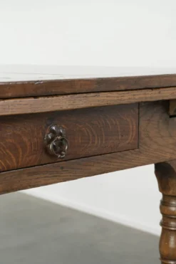 Table à manger en chêne ancien de la fin du XVIIIe siècle avec des rallonges.
