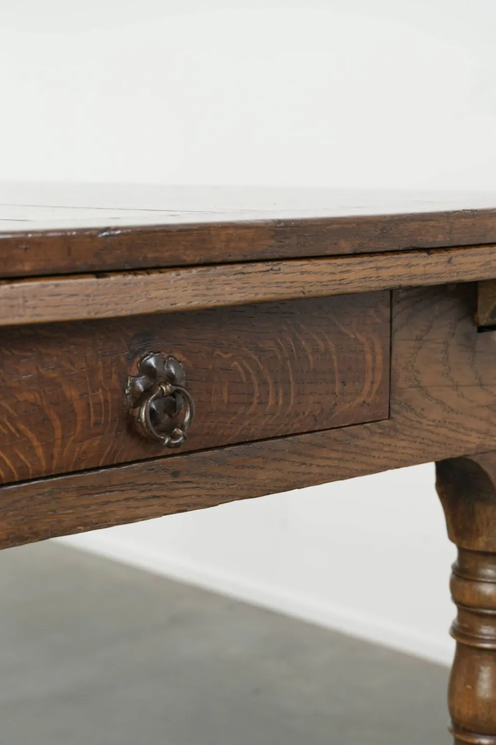 Table à manger en chêne ancien de la fin du XVIIIe siècle avec des rallonges.