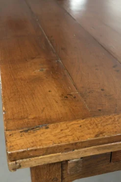 Table à manger en chêne ancien de la fin du XVIIIe siècle avec des rallonges.