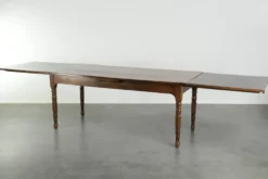 Table à manger en chêne ancien de la fin du XVIIIe siècle avec des rallonges.