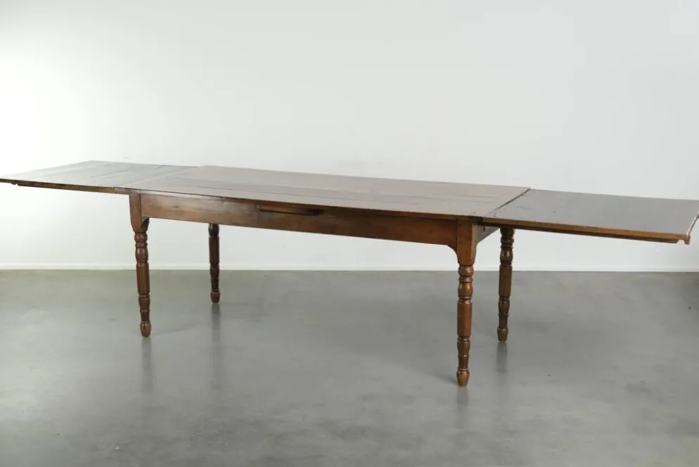 Table à manger en chêne ancien de la fin du XVIIIe siècle avec des rallonges.