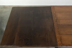 Table à manger en chêne ancien de la fin du XVIIIe siècle avec des rallonges.