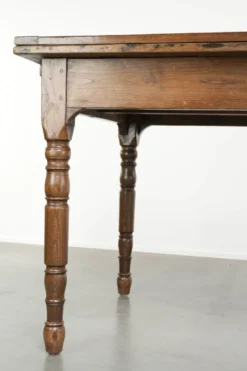 Table à manger en chêne ancien de la fin du XVIIIe siècle avec des rallonges.