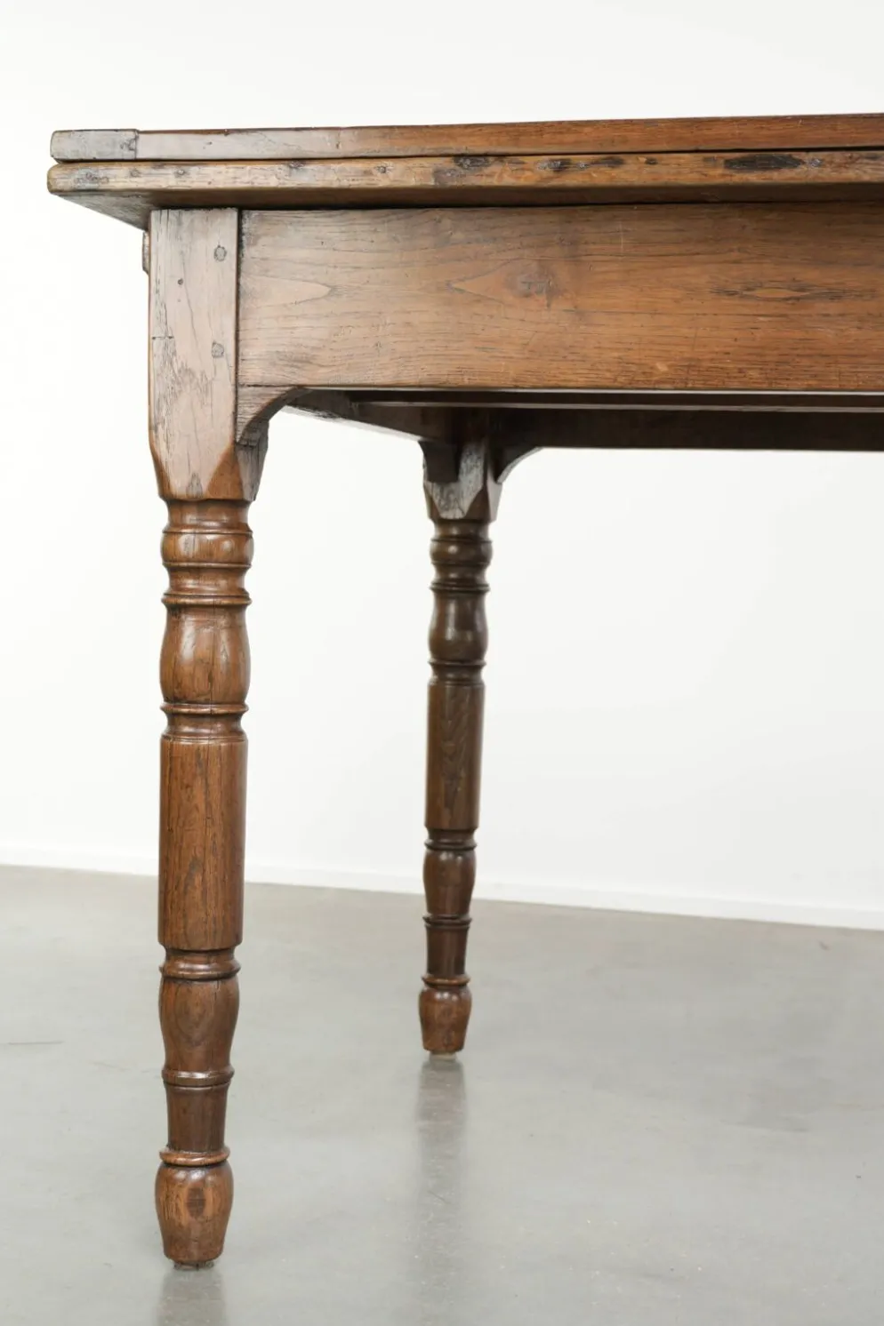 Table à manger en chêne ancien de la fin du XVIIIe siècle avec des rallonges.