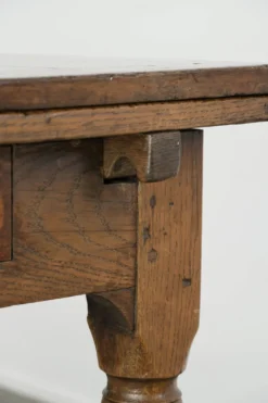 Table à manger en chêne ancien de la fin du XVIIIe siècle avec des rallonges.