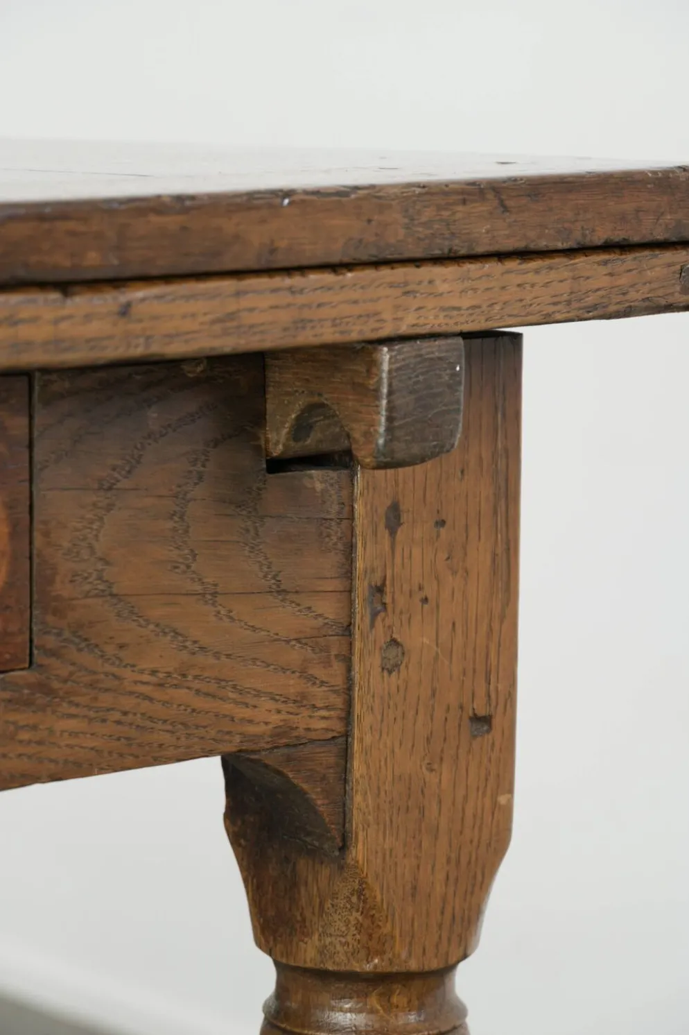 Table à manger en chêne ancien de la fin du XVIIIe siècle avec des rallonges.