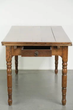 Table à manger en chêne ancien de la fin du XVIIIe siècle avec des rallonges.