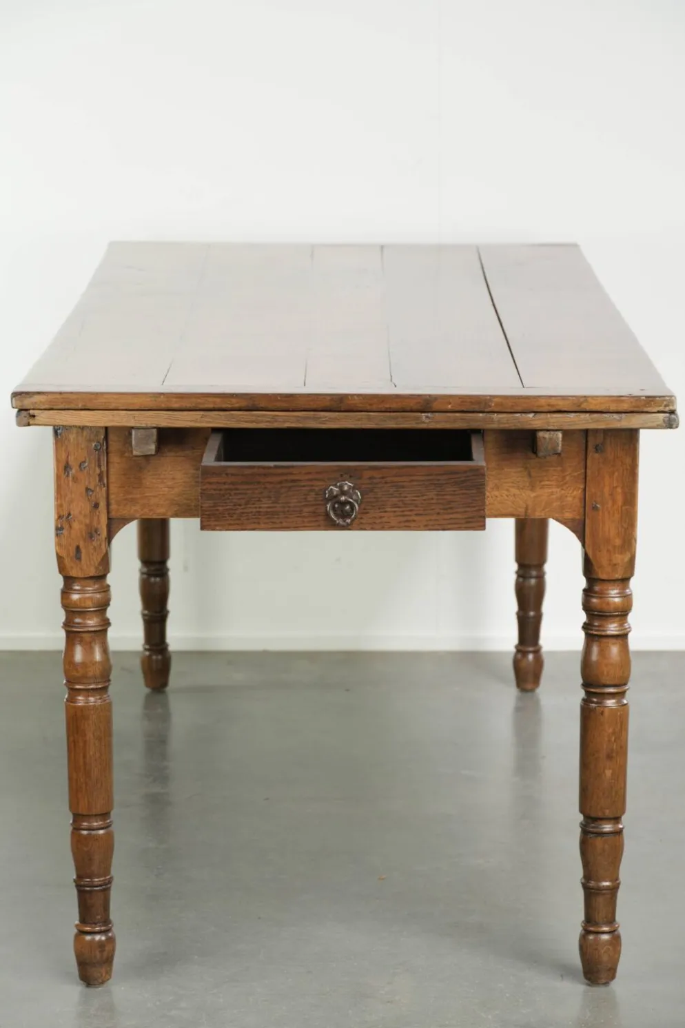 Table à manger en chêne ancien de la fin du XVIIIe siècle avec des rallonges.