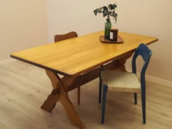 Table à manger en chêne massif par Henning Kjærnulf, Danemark, années 1960.