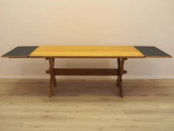 Table à manger en chêne massif par Henning Kjærnulf, Danemark, années 1960.
