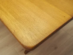 Table à manger en chêne massif par Henning Kjærnulf, Danemark, années 1960.