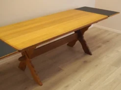 Table à manger en chêne massif par Henning Kjærnulf, Danemark, années 1960.