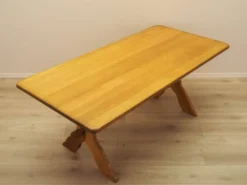 Table à manger en chêne massif par Henning Kjærnulf, Danemark, années 1960.