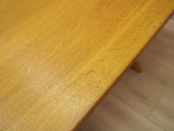 Table à manger en chêne massif par Henning Kjærnulf, Danemark, années 1960.
