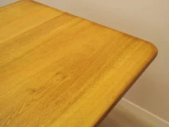 Table à manger en chêne massif par Henning Kjærnulf, Danemark, années 1960.
