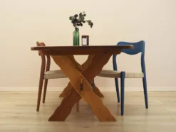 Table à manger en chêne massif par Henning Kjærnulf, Danemark, années 1960.