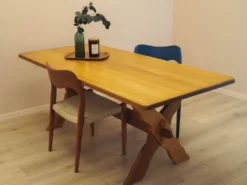 Table à manger en chêne massif par Henning Kjærnulf, Danemark, années 1960.